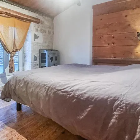 1 Bedroom Beautiful In Lhoumeau Feriehus
